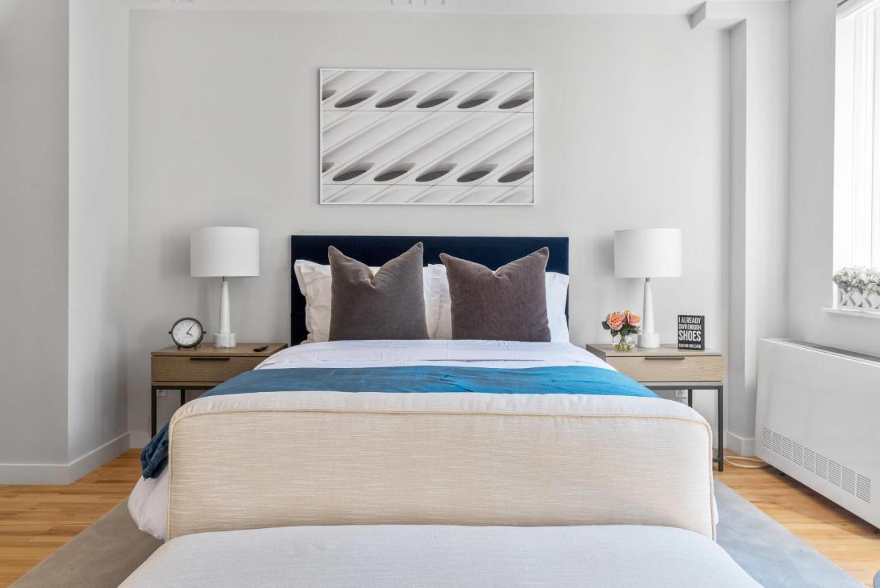 Casa de férias Modern Studio With Charming Juliet Balcony In Upper East Side *